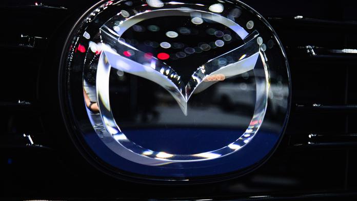 Další automobilka mění tradiční logo. Hlavně kvůli chytrým telefonům