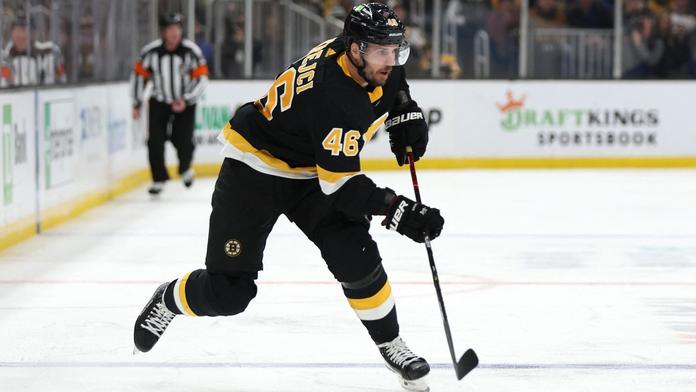 Je legendou Bruins a dnes ukázal proč, chválil trenér Krejčího po tisícím zápase