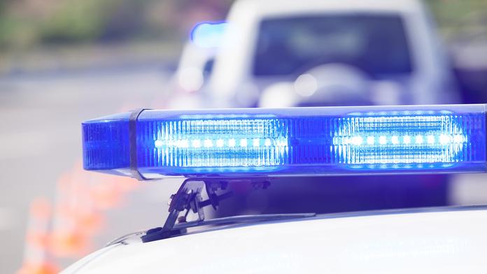 Policisté si došlápli na obří traktor. Převrátili ho pomocí tvrdého PIT manévru