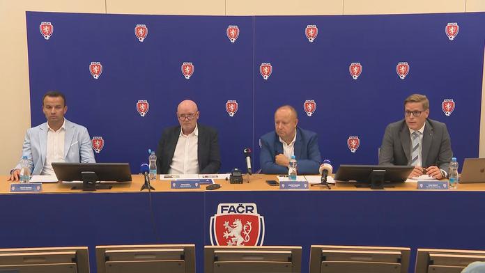 Euro byl neúspěch, říká trenér Hašek. O změně jsme ale neuvažovali, hlásí Fousek