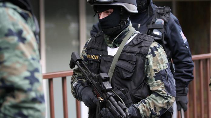 Schizofrenik s pistolí se zabarikádoval v domě v Uhříněvsi. Rukojmí mu utekla