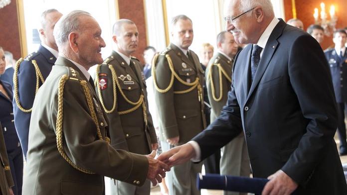 Klaus jmenoval šest nových generálů české armády