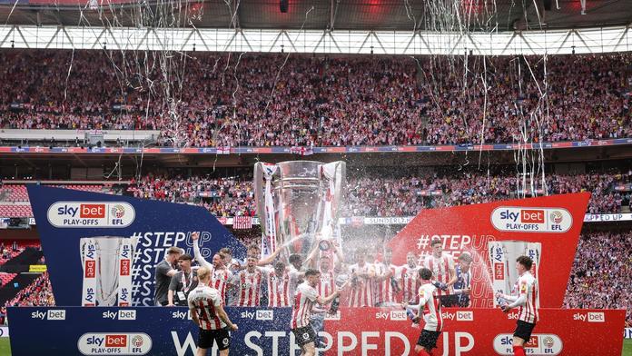 Dycky Sunderland! Prokletý tým konečně postoupil ze třetí ligy. Fanoušci slavili