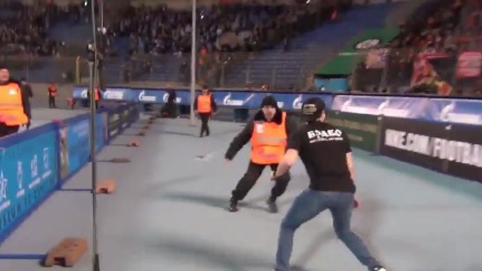Fotbalový fanda v Rusku si udělal z ostrahy překážkovou dráhu!