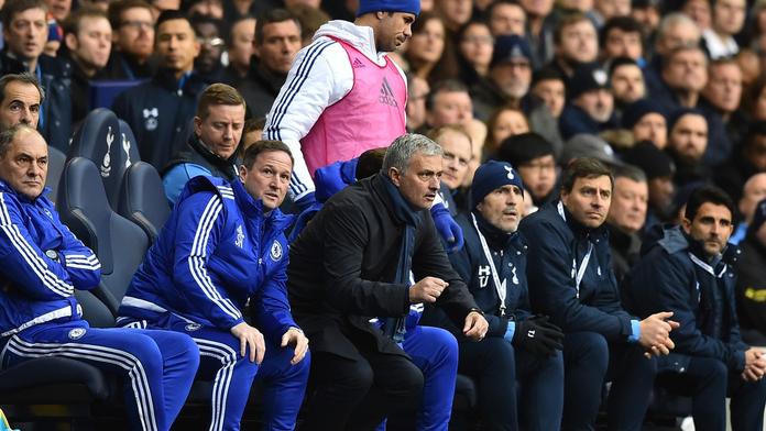 V Chelsea to vře! Mourinho posadil Costu, ten po něm hodil dres