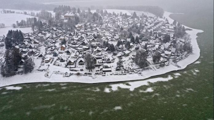 Lipno pokryl zelený led. Neobvyklý jev překvapil i odborníky