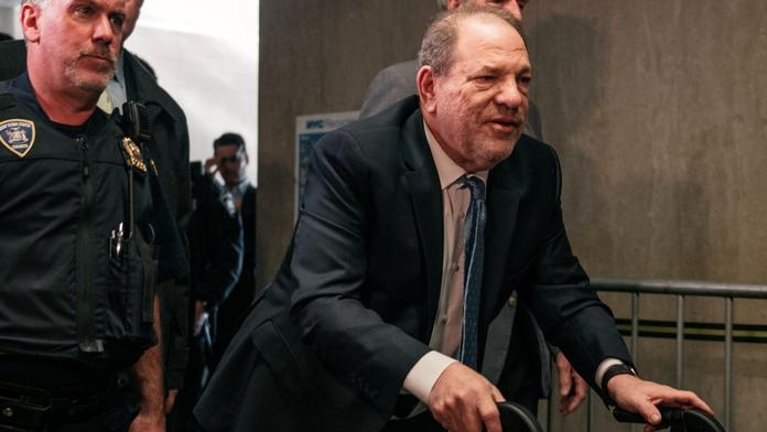 Bývalého filmového magnáta Weinsteina převezli po šokujícím rozsudku do nemocnice