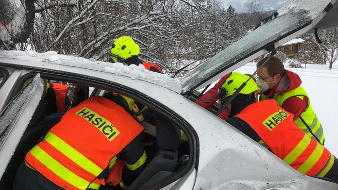 Řidička dostala smyk na sněhu. Její spolujezdkyně z auta nepřežila