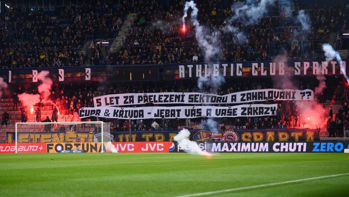 Spartě hrozí za chování kotle trest. Disciplinárka s klubem zahájila řízení