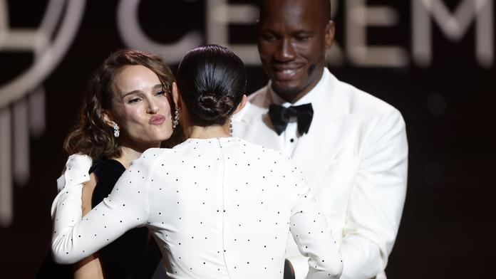Natalie Portmanová gratuluje nejlepší fotbalistce Aitaně Bonmatíové, v pozadí stojí Didier Drogba