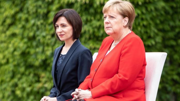 Merkelová už u hymny radši sedí. Ve funkci chce ale zůstat do 2021