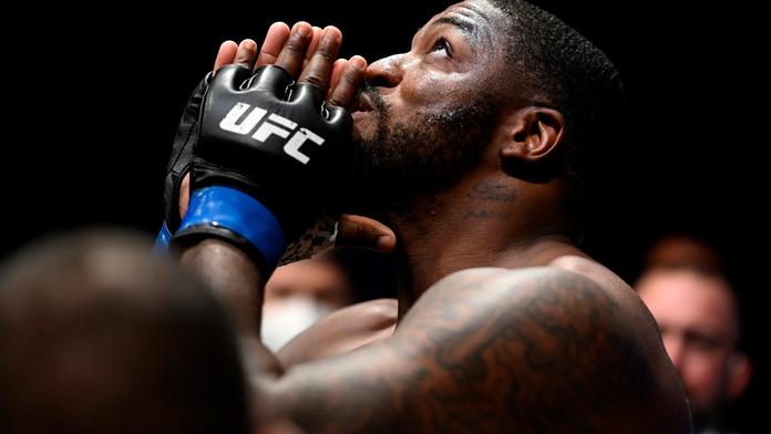 Veterán Overeem je stále ve hře o titul, Sakaiovo trápení ukončil sudí