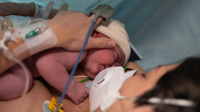 Žena se rozhodla cizímu páru odnosit dítě, omylem jim dala vlastního syna