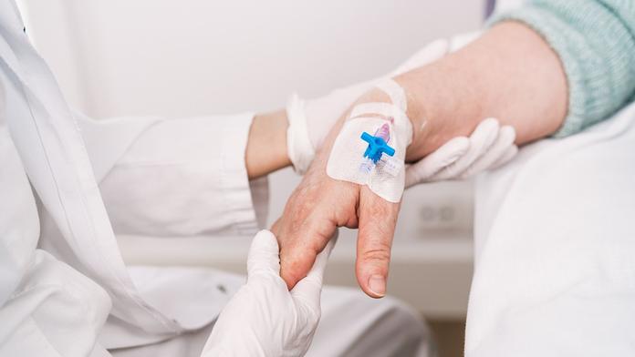 Nový virus už zabil prvního člověka. Čtyři příznaky, na které si dejte pozor
