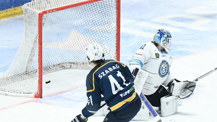 Tohle málem skončilo zle! Hokejista slavil svůj první gól a propadl plexisklem