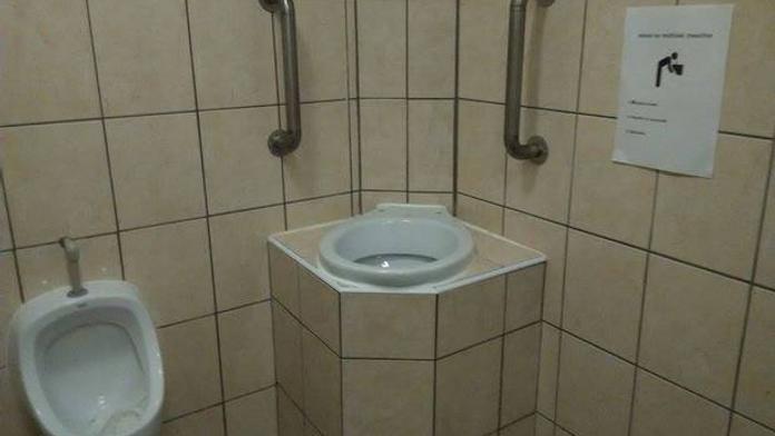 O Česku se zase píše v zahraničí! Fotka ze záchodu dobyla svět
