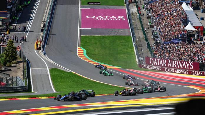 Slavná zatáčka Eau Rouge na okruhu Spa-Francorchamps