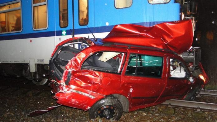 Uvízla na přejezdu, auto smetl vlak. Co máte v takové situaci dělat?