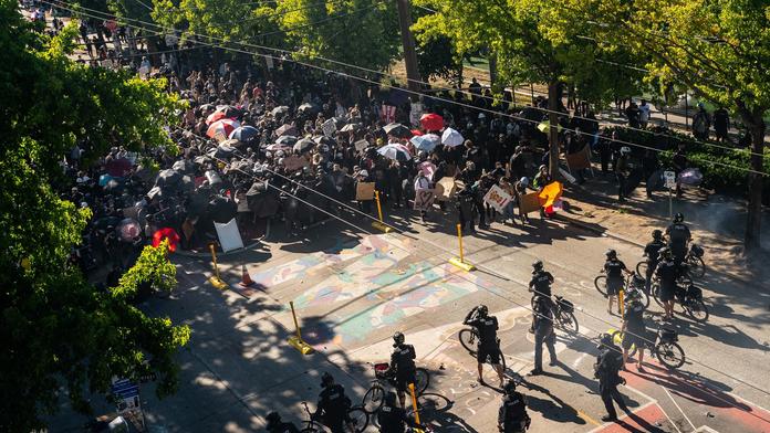 Protesty v USA sílí! Demontranty strkali vyzbrojení policisté do neoznačených aut