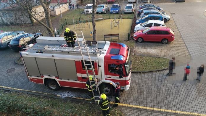 Hasiči vyjeli zachránit 95letou stařenku, ta je raději ignorovala u televize