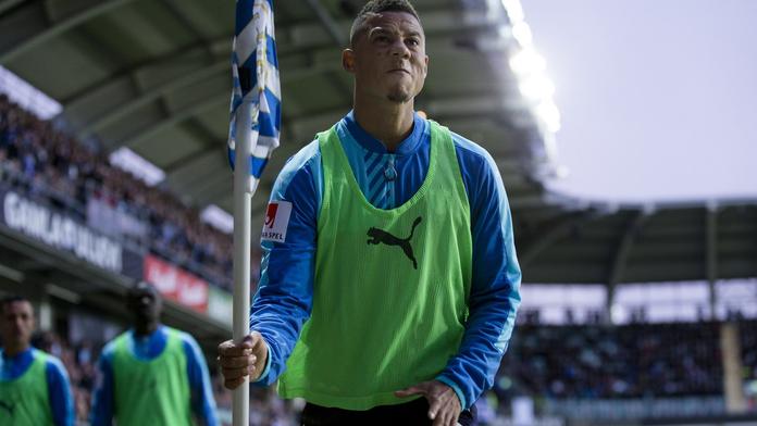 Fanoušci házeli dělobuchy, fotbalista po nich vrhnul praporek!