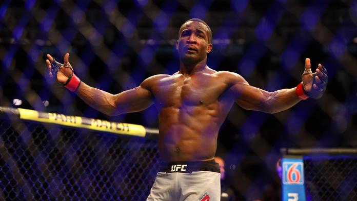 Hvězda UFC se vrátila k práci číšníka. Nemá s kým zápasit a musí platit účty