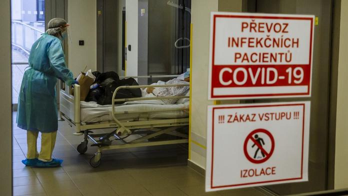 Na zastavení další vlny covidu je pozdě, varuje expert. Ministerstvo svolalo tiskovou konferenci