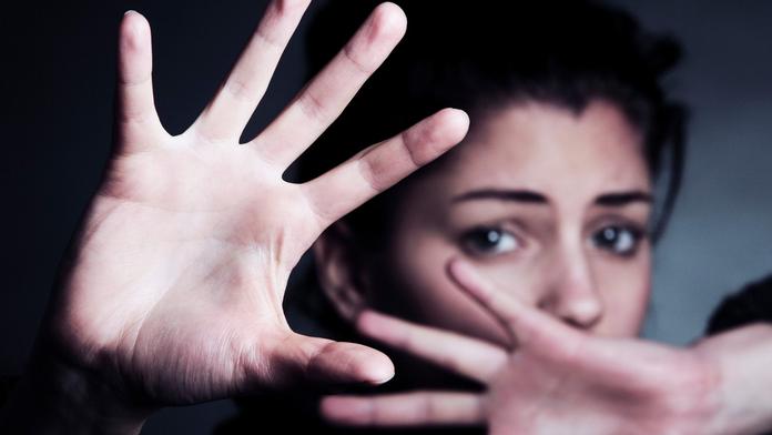 Extremisté brutálně zbili dvě dívky. Satanistický mor slovanstva, křičeli