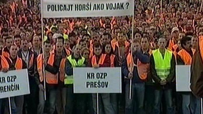 Ve vzduchu visí první demonstrace policistů