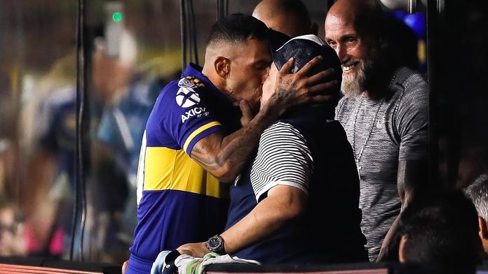 Tévez se vášnivě líbal s Maradonou! Pak zajistil titul pro Bocu Juniors