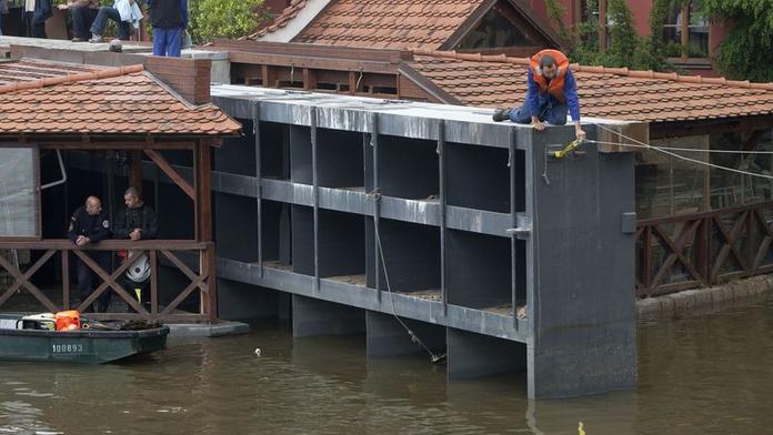 Praha se bojí POVODNÍ. Na Čertovce zavřeli vrata
