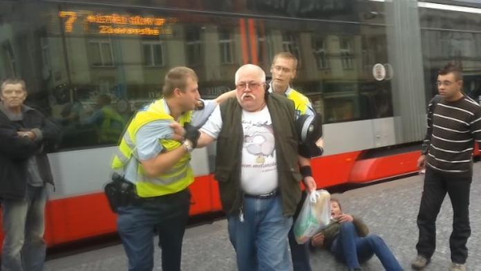 Rvačka Frištenského na Andělu: Soud potrestal ženu, která praštila strážníka