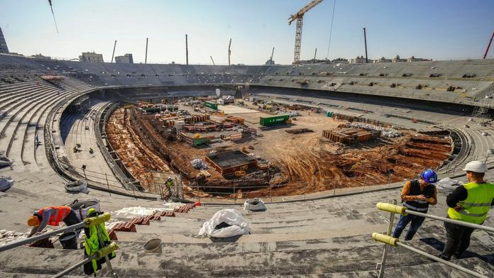 Místo rekonstrukce rvačka. Dělníci se na Camp Nou poprali, použili i tyče
