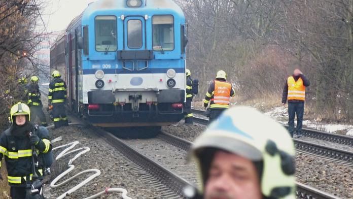Vlak nezastavil a naproti jel další. Svědkyně: 'Málem jsme se srazili!'