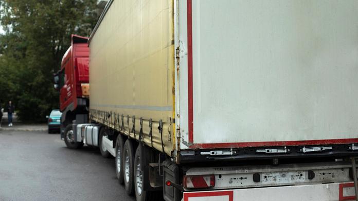 Firma hledala svého řidiče. Našli ho mrtvého v kamionu