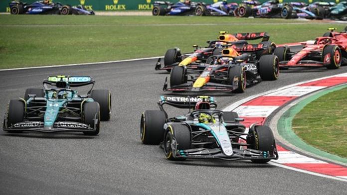 Velký souboj Ferrari a smolný konec Alonsa. Sprint v Číně nabídl drama