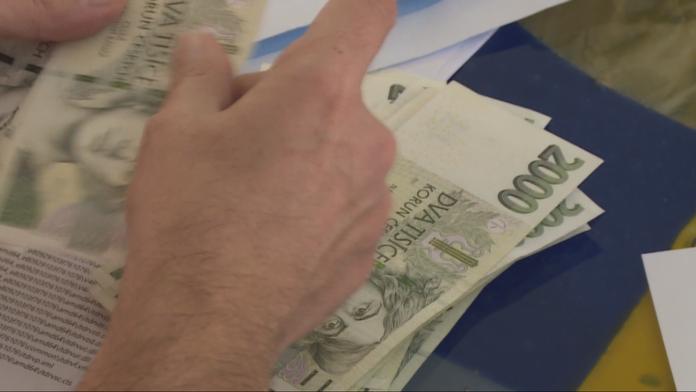 Zachovali byste se stejně? Manželé vrátili ztracenou kabelku se 100 tisíci