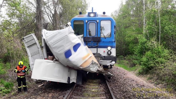 Ze zničené dodávky vyvázl řidič jen se zraněním! Vlakem jelo 35 lidí
