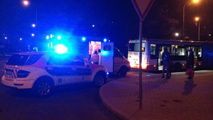 Invalida omdlel v MHD, život mu zachránil strážník v civilu