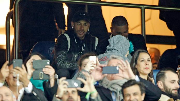 Neymar na tribuně běsnil! Na rozhodčích nenechal nit suchou