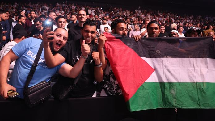 Fanoušci si i přes zákaz vlajek donesli na galavečer UFC 294 palestinskou zástavu