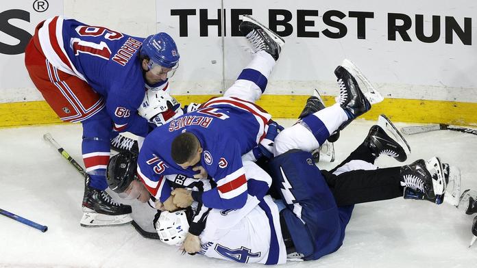Bitkař Reaves míří do Minnesoty. Rangers dostanou výběr v draftu