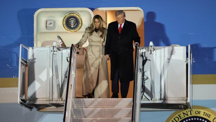 Donald Trump a Melanie Trumpová po příletu do Velké Británie