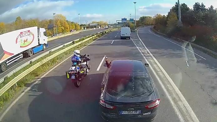 Tomu se říká karma! Řidič osobáku chtěl vyučit kamioňáka, trest přišel okamžitě