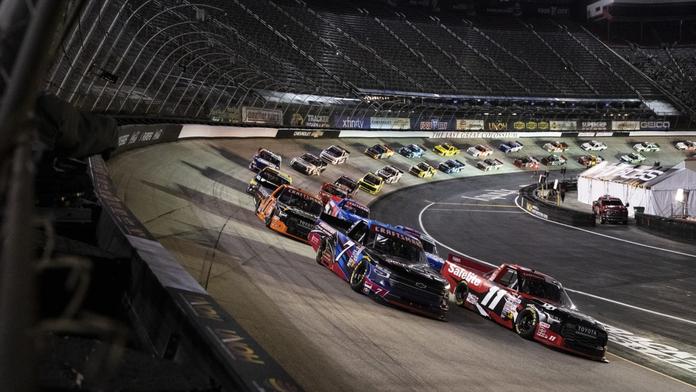 Hrůzostrašný pád. Vítěz NASCAR se při oslavě zřítil ze střechy auta, utrpěl zranění