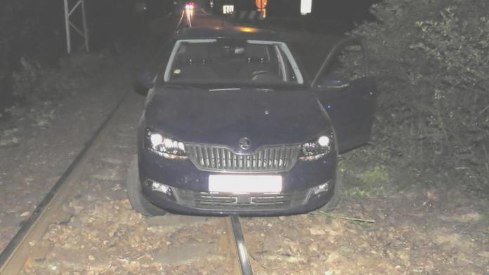 Auto při nehodě vylétlo na koleje, místo vlaků vyjely autobusy