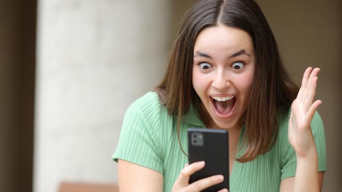 Výhra v loterii - žena s mobilem