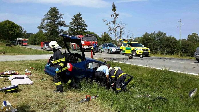 U Čertoviny na Hlinsku se srazila auta. 6 zraněných, z toho 3 děti!