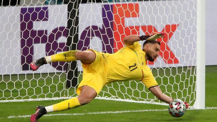 Gianluigi Donnarumma chytá penaltu ve finále Eura