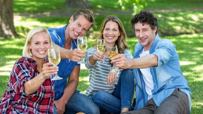 Popíjet alkohol nesmíte všude: Tady dostanete pokutu! PŘEHLED